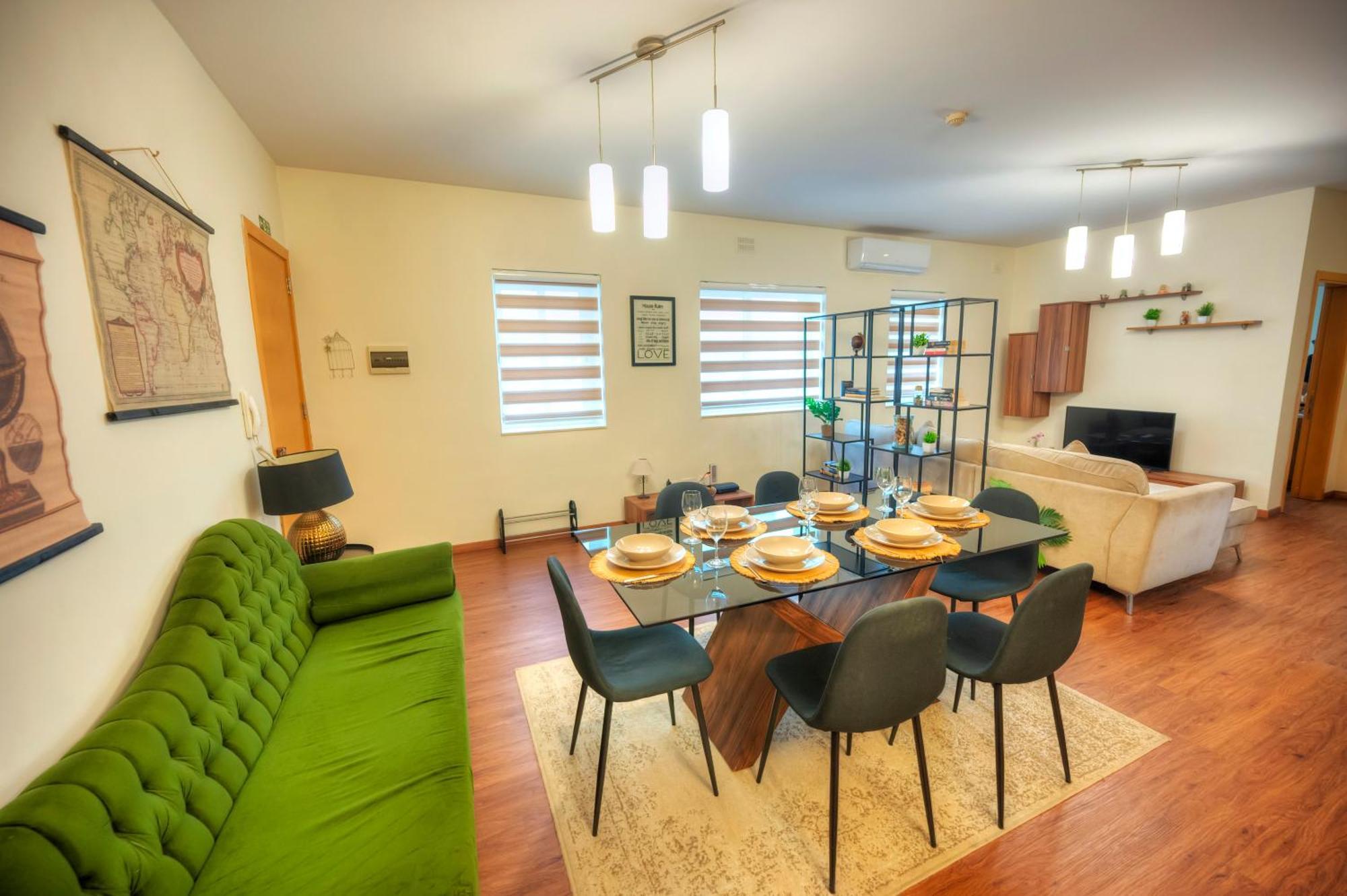 Spacious & Elegant 2 Bedrooms, 2 Bathrooms Dbor1-1 *
